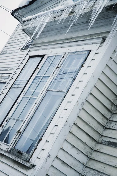 Icículos sobre una ventana — Foto de Stock