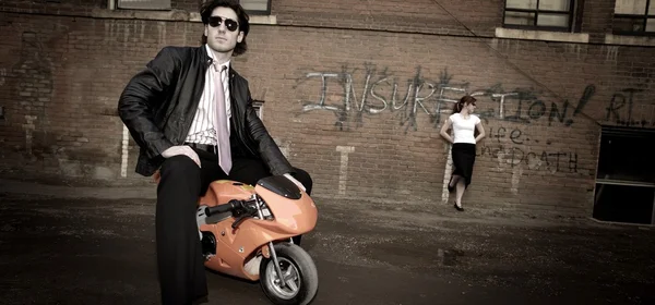 Urban Couple And Small Bike — Stock Photo, Image