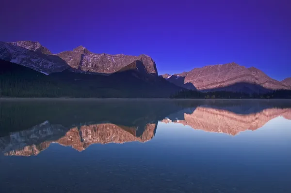 Рефлекс на озере Уппер Кананаскис, страна Кананаскис, Альберта, Канада — стоковое фото