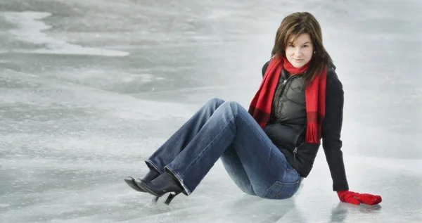 Mujer se sienta en el hielo —  Fotos de Stock