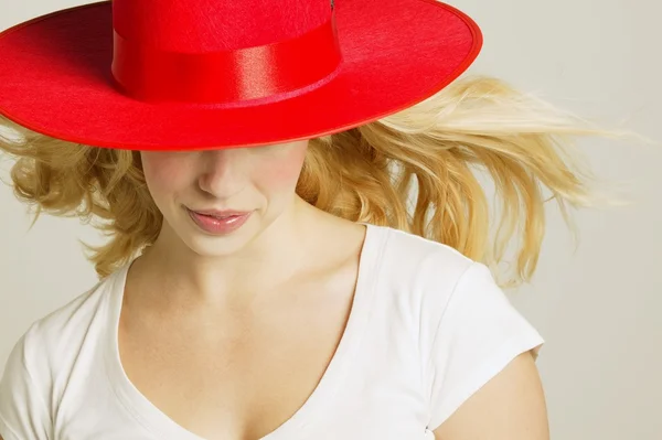 Modèle féminin portant le chapeau rouge — Photo