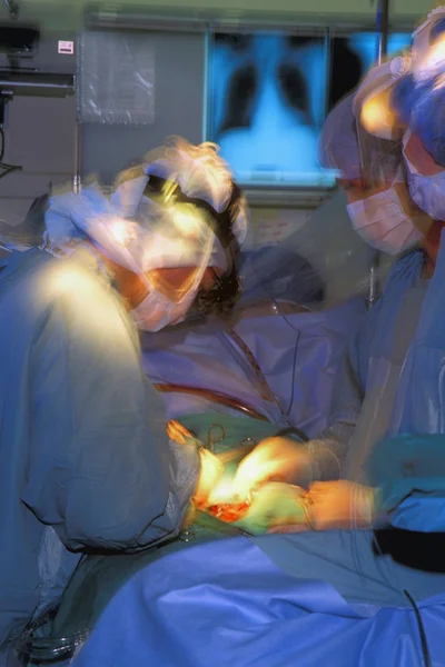 Chirurgiens opérant sur le patient — Photo