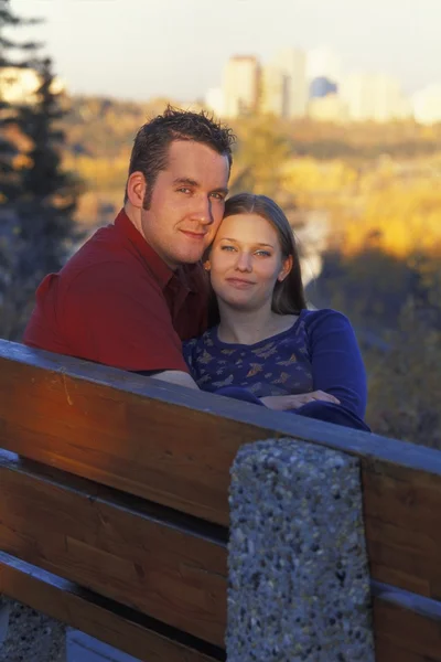 Couple sur un banc de parc — Photo