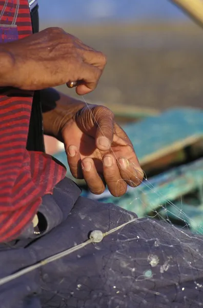 Réparer un filet de pêche — Photo