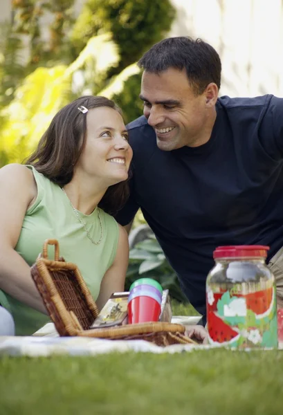 Vuxna par på en picknick — Stockfoto
