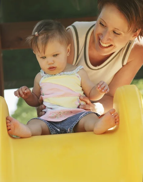 Mor och dotter umgås — Stockfoto