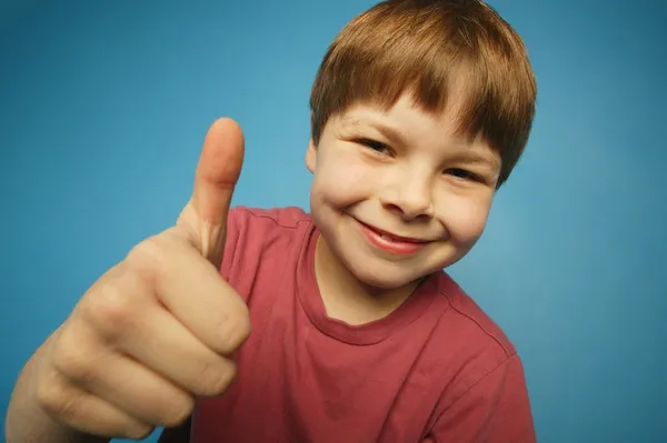 Ragazzo dando i pollici fino segno — Foto Stock