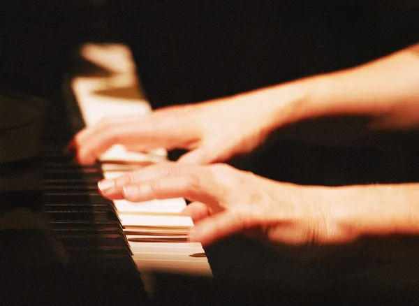 Tocando piano — Fotografia de Stock