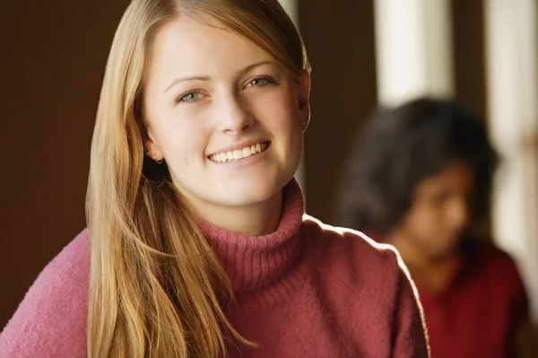 Blond tonårstjej — Stockfoto