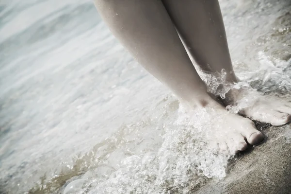 A piedi nudi sulla spiaggia — Foto Stock