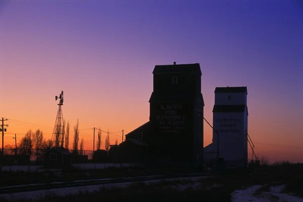 Sunrise, tahıl asansörler — Stok fotoğraf