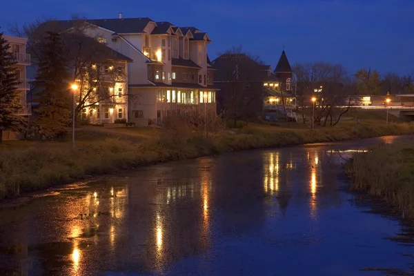 Nehir kıyısındaki binalar gece — Stok fotoğraf
