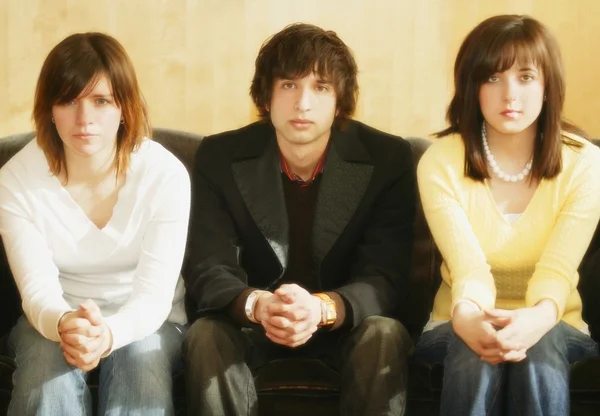 Tres jóvenes adultos serios — Foto de Stock