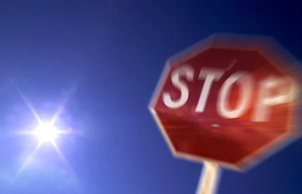 Negeren van een stopbord — Stockfoto