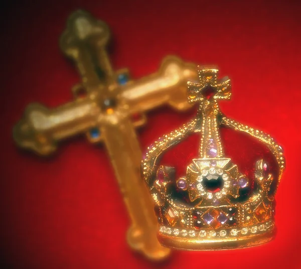 镶有宝石的皇冠和交叉 — 图库照片