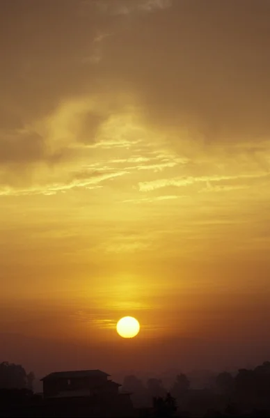 Puesta de sol sobre una casa —  Fotos de Stock