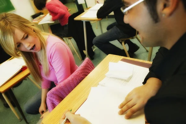 Student schrijven aantekening — Stockfoto