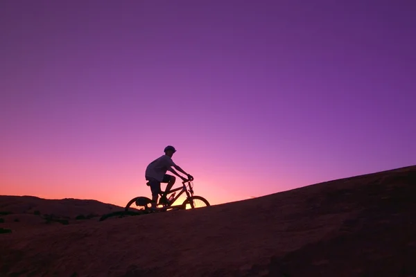 Persona in bicicletta al tramonto — Foto Stock