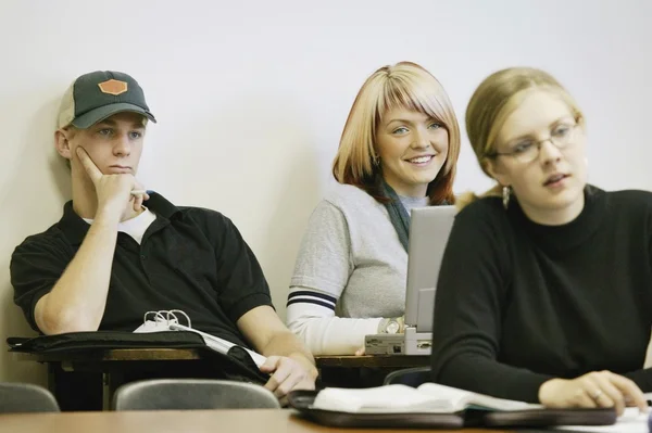 Elever i ett klassrum — Stockfoto