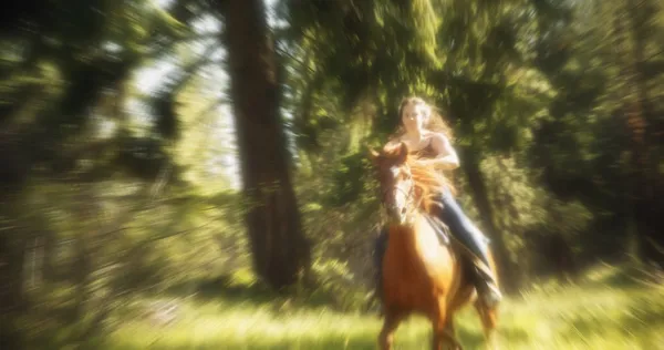Mujer montando a caballo — Foto de Stock