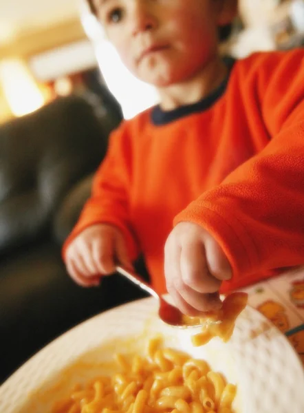 Jeune garçon manger — Photo