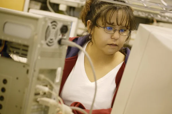 Vrouw die op een computer werkt — Stockfoto