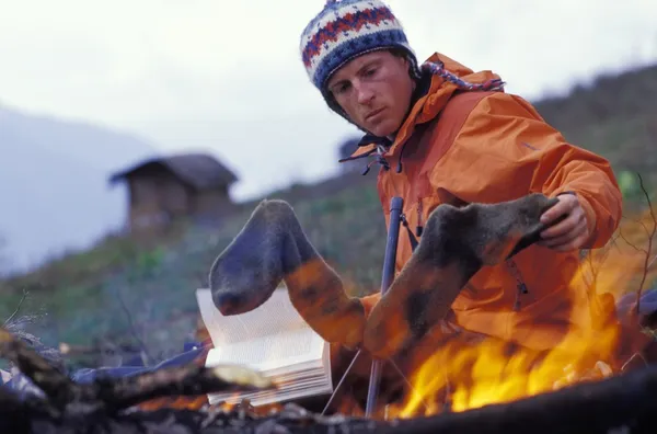 Man Drying Socks By Campfire — Stock Photo, Image