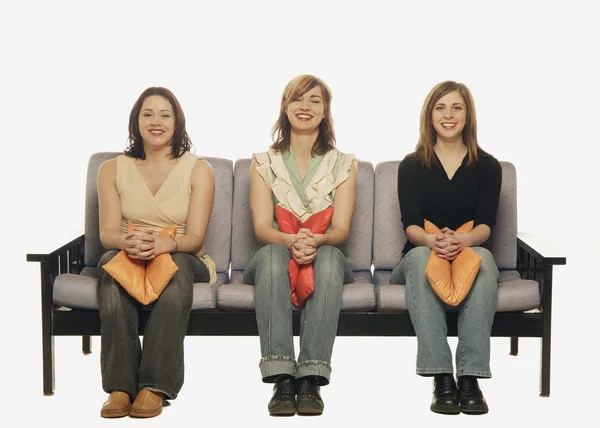 Три женщины на диване — стоковое фото