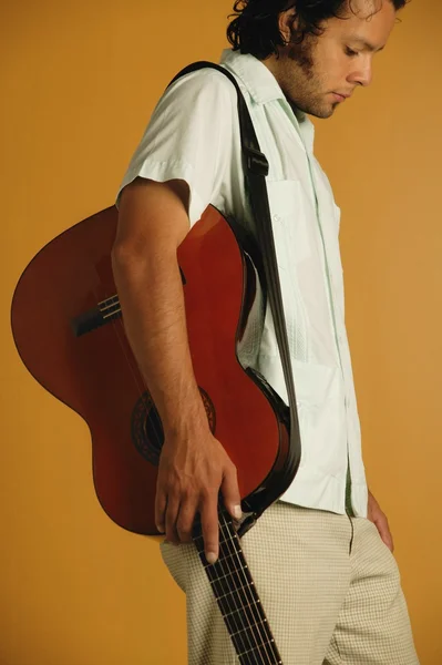 Homme avec une guitare — Photo