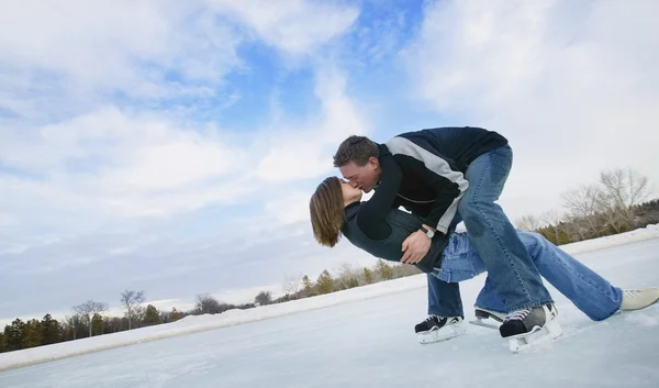 Paar schaatsen — Stockfoto