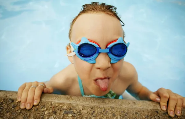 Criança em uma piscina — Fotografia de Stock