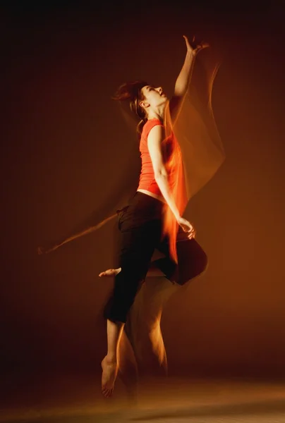 Kobieta tańczy — Zdjęcie stockowe