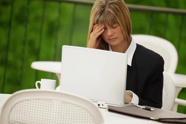 Zakenvrouw en laptop — Stockfoto