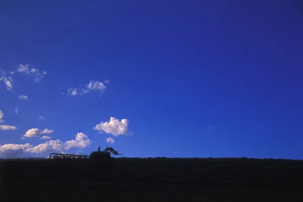 En traktor på horisonten — Stockfoto