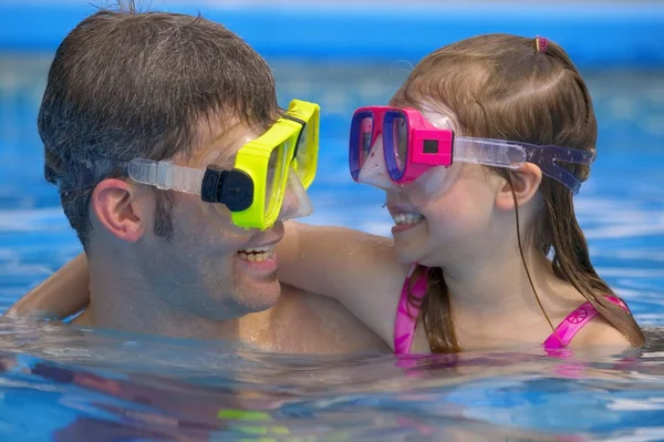 Retrato de padre e hija haciendo snorkel — Foto de Stock