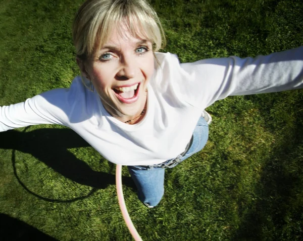 Vrouw speelt met hoepel — Stockfoto