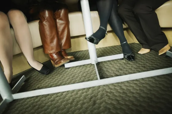 女性的双腿在桌子底下 — 图库照片