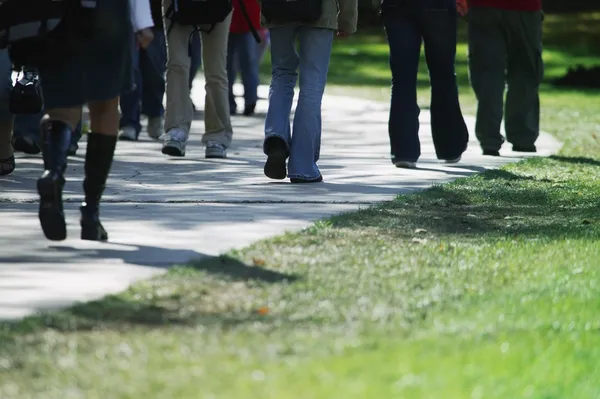 Persone che camminano sul sentiero — Foto Stock