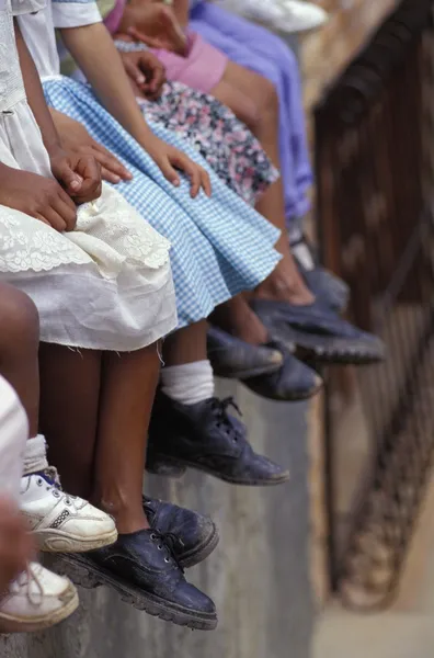 Fila de niños y sus zapatos — Foto de Stock