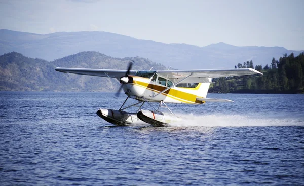 Um avião flutuante — Fotografia de Stock