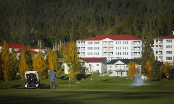 Jugar al golf en un resort — Foto de Stock