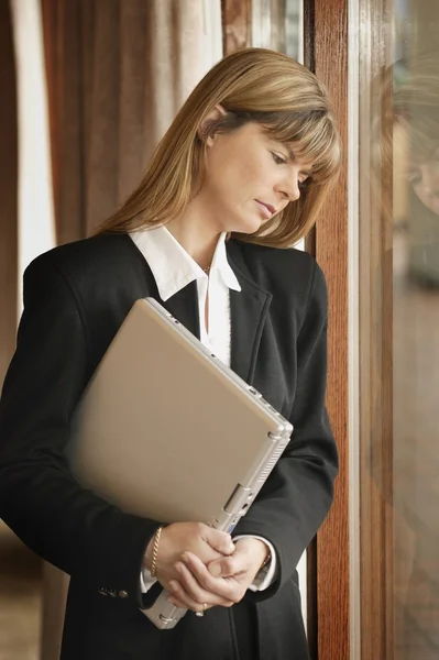 Mujer con ordenador portátil — Foto de Stock