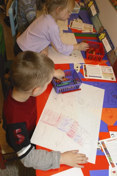 Voorschoolse leeftijd kinderen halloween afbeeldingen tekenen in de klas — Stockfoto