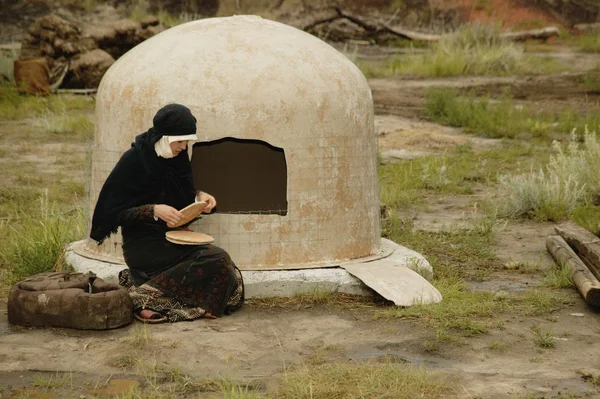 Woman Wearing Black Bakes Bread — Stock Photo, Image