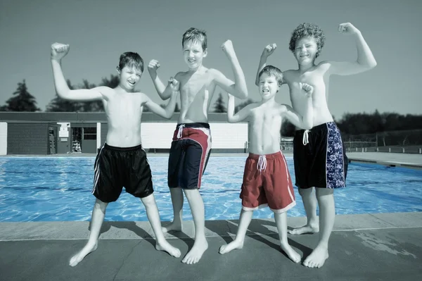 Kinder lassen Muskeln spielen — Stockfoto