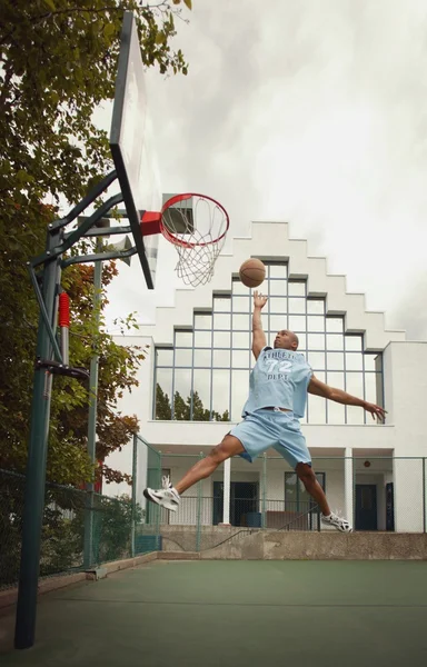 Homem joga basquete — Fotografia de Stock