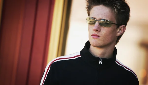 Portrait d'un homme avec des lunettes de soleil — Photo