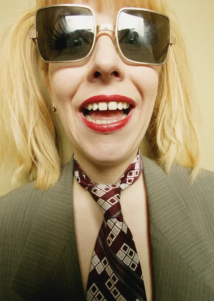 正方形のサングラスを持つ女性 — ストック写真