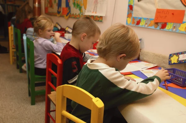 Veel kinderen afbeeldingen tekenen in een kleuterschool klasse — Stockfoto