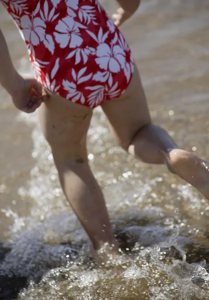 Kind planscht im Wasser — Stockfoto